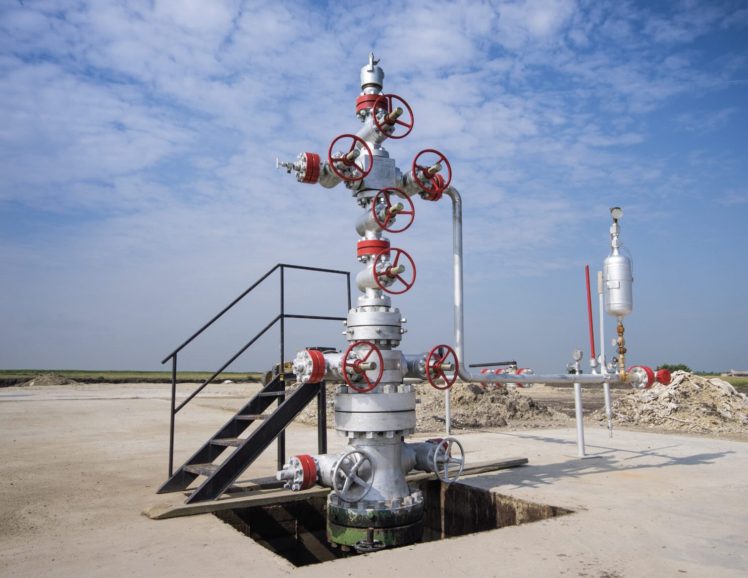 Photo of an oil drilling rig